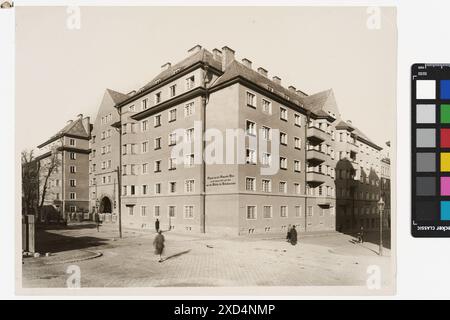 10., Troststraße 68-70 / Hardtmuthgasse 77-81 / Herzgasse 86-90 / Neilreichgasse 63-71 - Pernerstorferhof - Blick aus Herzgasse Carl (Karl) Zapletal (1876–1941), Fotograf Timtom, Fassade (des Hauses oder Gebäudes), mit Menschen, Wohnung, Mehrfamilienhaus, Troststraße um 1930 Stockfoto