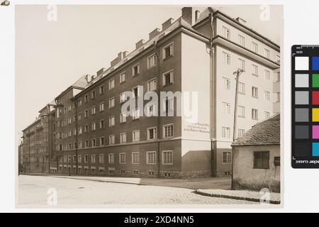 10., Troststraße 68-70 / Hardtmuthgasse 77-81 / Herzgasse 86-90 / Neilreichgasse 63-71 - Pernerstorferhof - Eckansicht aus Neilreichgasse Carl (Karl) Zapletal (1876–1941), Fotograf Timtom, Fassade (des Hauses oder Gebäudes), Wohnung, Mehrfamilienhaus, Troststraße um 1930 Stockfoto