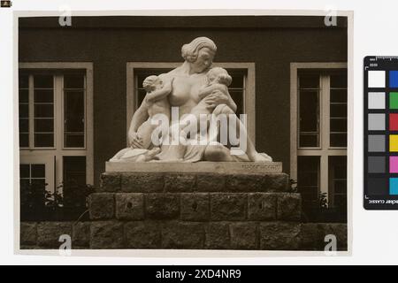 10., Troststraße 68-70 / Hardtmuthgasse 77-81 / Herzgasse 86-90 / Neilreichgasse 63-71 - Pernerstorferhof - Brunnenfigur 'Zuflucht' Martin Gerlach jun. (1879–1944), Fotograf Timtom, Skulptur, Troststraße um 1926 Stockfoto