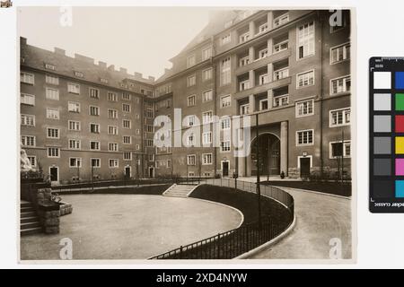 10., Troststraße 68-70 / Hardtmuthgasse 77-81 / Herzgasse 86-90 / Neilreichgasse 63-71 - Pernerstorferhof - Innenhof Carl (Karl) Zapletal (1876–1941), Fotograf Timtom, Innenhoffassade, Wohnhaus um 1930 Stockfoto