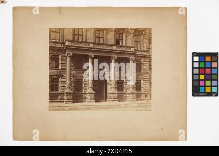 1., Schwarzenbergplatz 15 (ehem. Schwarzenbergstraße 18) - Ofenheimpalais - Portal Unbekannt, Fotograf Timtom, palais / Palast, monumentale Tür, Veranda, 'aediculum', Passant posierend, Schwarzenbergplatz um 1875 Stockfoto