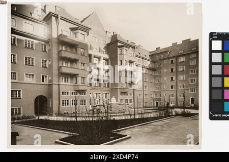 10., Troststraße 68-70 / Hardtmuthgasse 77-81 / Herzgasse 86-90 / Neilreichgasse 63-71 - Pernerstorferhof - Innenhof mit Brunnen Carl (Karl) Zapletal (1876–1941), Fotograf-Timtom, Innenhoffassade, Wohnhaus um 1935 Stockfoto