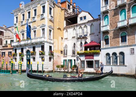 Touristen, die eine Gondeltour durch Venedig Unternehmen, vorbei an Al Ponte Antico Hotel und Ca' Civran, den Büros der Guardia di Finanza, dem Canal Grande, Cannaregio Stockfoto