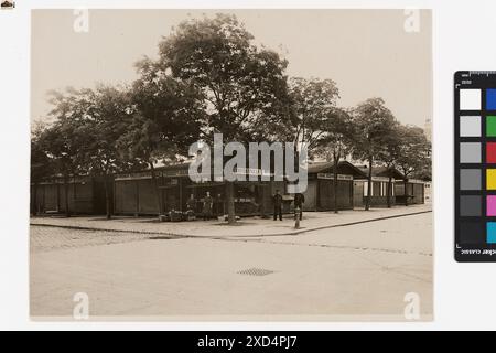 10., Viktor-Adler-Platz (ehem. Eugenplatz) - Viktor-Adler-Markt Carl (Karl) Zapletal (1876–1941), Fotograf Timtom, Schild, Passant posierend, Viktor-Adler-Platz um 1925 Stockfoto