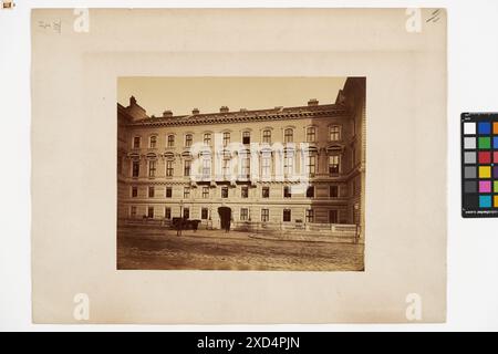 1., Schwarzenbergplatz 2 (ehem. Schwarzenbergstraße 15) - Palais Wiener Michael Frankenstein & Compl. (1843–1918), Fotostudio Timtom, palais/Palast, Straßenbeleuchtung, Vierräder, Zugfahrzeug, z. B.: Fahrerhaus, Kutsche, Reisebus, Passanten, Schwarzenbergplatz, Palais Wiener von Welten um 1875 Stockfoto