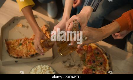 Unbekannte Gruppe von Leuten Freunde Vielfalt Freunde Freunde Freunde zusammen Treffen Party trinken Bier essen Popcorn Lieferung Pizza beobachten Clink Glas Stockfoto