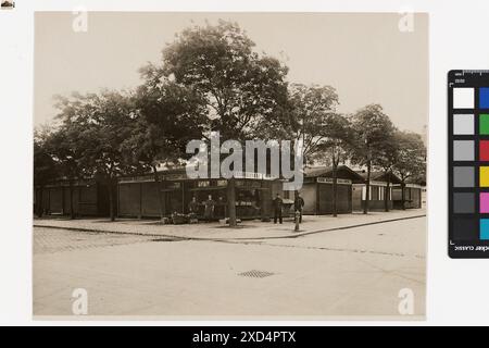 10., Viktor-Adler-Platz (ehem. Eugenplatz) - Viktor-Adler-Markt Carl (Karl) Zapletal (1876–1941), Fotograf Timtom, Passant posierend, Schild, Viktor-Adler-Platz um 1925 Stockfoto