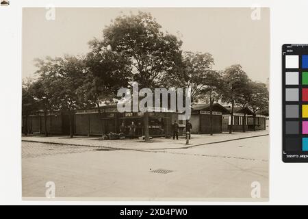 10., Viktor-Adler-Platz (ehem. Eugenplatz) - Viktor-Adler-Markt Carl (Karl) Zapletal (1876–1941), Fotograf Timtom, Passant posierend, Schild, Viktor-Adler-Platz um 1925 Stockfoto