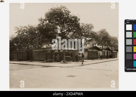 10., Viktor-Adler-Platz (ehem. Eugenplatz) - Viktor-Adler-Markt Carl (Karl) Zapletal (1876–1941), Fotograf Timtom, Passant posierend, Schild, Viktor-Adler-Platz um 1925 Stockfoto