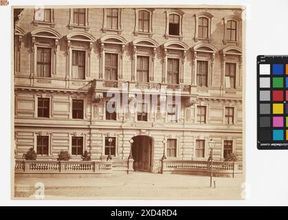 1., Schwarzenbergplatz 2 (ehem. Schwarzenbergstraße 15) - Palais Wiener - Fassadendetail - Portal und Balkon Hermann Heid (1834–1891), Fotograf Timtom, monumentale Tür, Veranda, 'aediculum', Balkon, Straßenbeleuchtung, Schwarzenbergplatz, Palais Wiener von Welten um 1875 Stockfoto