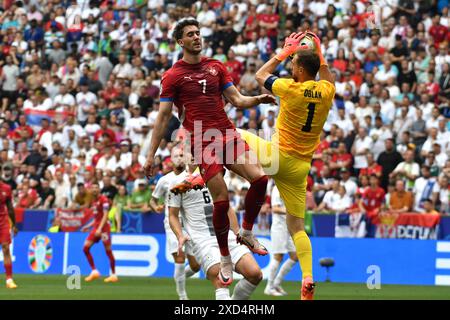 München, Deutschland. Juni 2024. München, 20. Juni 2024: Jan Oblak aus Slowenien (R) im Kampf gegen Dusan Vlahovic aus Serbien (L) während des Fußballspiels der UEFA Euro 2024 zwischen Slowenien und Serbien in der Münchener Fußballarena. (Natasa Kupljenik/SPP) Credit: SPP Sport Press Photo. /Alamy Live News Stockfoto