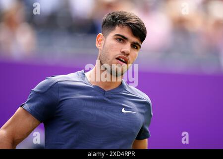 Carlos Alcaraz in Aktion während seines Spiels gegen Jack Draper (nicht abgebildet) am sechsten Tag der Cinch Championships im Queen's Club, London. Bilddatum: Donnerstag, 20. Juni 2024. Stockfoto