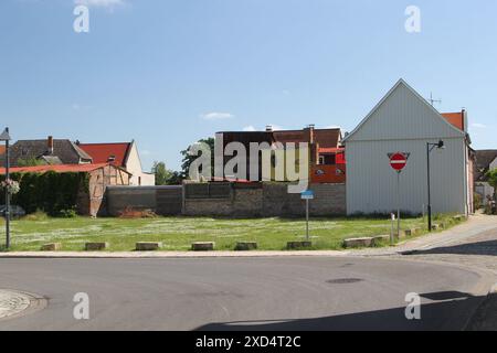 Die kaputte Stadt: Blick am Donnerstag 20.06.2024 auf das Stadtzentrum von Loitz Vorpommern Greifswald mit einer Abrissfläche im Mittelpunkt. In der Stadt hat man es seit der Wende im Jahr 1989 sichtbar versäumt, die Innenstadt weiter zu entwickeln. Rund um den schmucken Marktplatz gibt es immer noch zahlreiche Bauruinen und Baulücken. Dazu sind zahlreiche Geschäfte und Kleinbetriebe geschlossen. Niemand hat es in den zurückliegenden Jahrzehnten geschafft, die desaströse Entwicklung grundlegend aufhalten. Zwar gibt es hier und da kleine Lichtblicke. Aber dennoch ist bei Gesprächen mit Einwoh Stockfoto