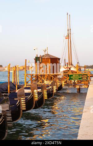 Gondelböcke an der Gondelstation Punta della Dogana, Canal Grande, Dorsoduro, Venedig, Italien bei Sonnenuntergang Stockfoto