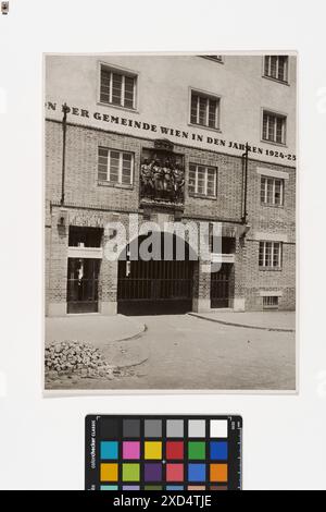 10., Staudiglgasse 9 / Kennergasse 10 / Bürgergasse 24 - Städtische Wohnhausanlage - Eingang mit Terrakottarelief Carl (Karl) Zapletal (1876–1941), Fotograf Timtom, Tor, Eingang, Architekturskulptur, Wohnung, Mehrfamilienhaus um 1930 Stockfoto