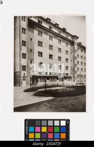 10., Staudiglgasse 9 / Kennergasse 10 / Bürgergasse 24 - Städtische Wohnhausanlage - Innenhof Carl (Karl) Zapletal (1876–1941), Fotograf Timtom, Innenhof-Fassade, Wohnhaus um 1930 Stockfoto