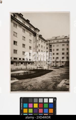 10., Staudiglgasse 9 / Kennergasse 10 / Bürgergasse 24 - Städtische Wohnhausanlage - Innenhof Carl (Karl) Zapletal (1876–1941), Fotograf Timtom, Innenhof-Fassade, Wohnhaus um 1930 Stockfoto