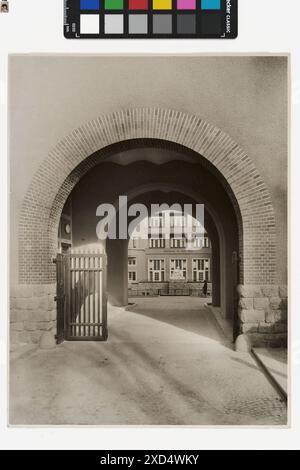 10., Troststraße 68-70 / Hardtmuthgasse 77-81 / Herzgasse 86-90 / Neilreichgasse 63-71 - Pernerstorferhof - Eingang Carl (Karl) Zapletal (1876–1941), Fotograf Timtom, Tor, Eingang, Innenhoffassade, Wohnhaus um 1930 Stockfoto