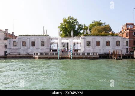 Fassade des Peggy Guggenheim Museums, Venedig, Italien vom Canal Grande bei Sonnenuntergang mit Touristen auf der Terrasse Stockfoto