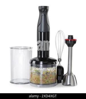 Stabmixer-Kit und Mischung aus Zutaten, isoliert auf weiß Stockfoto