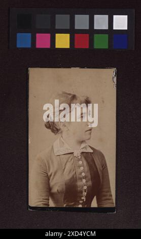 Porträt einer nicht identifizierten Frau, möglicherweise aus der Familie Moser, fotografiert um 1880–1900, mit Kleidung und Gesichtszügen. Stockfoto