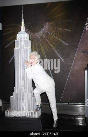 NEW YORK, NY – 17. JUNI: Cyndi Lauper beleuchtet das Empire State Building in Celebration of her Farewell Tour und Veröffentlichung des neuen Dokumentarfilms Let the Canary Sing am 17. Juni 2024 in New York City. Gutschrift: RW/MediaPunch Stockfoto