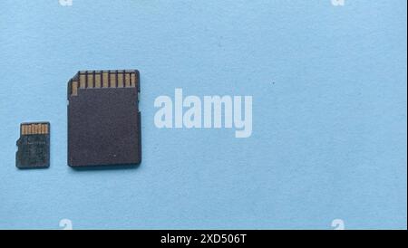 Foto der großen und kleinen Speicherkarte in Schwarz vor blauem Fotohintergrund Stockfoto