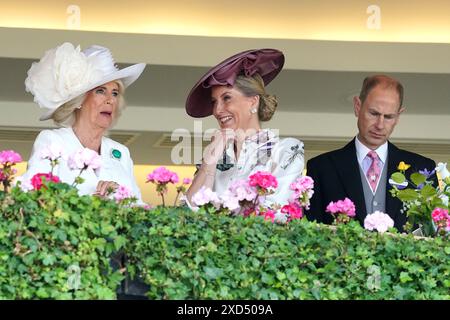 Königin Camilla (links) spricht mit der Duchess of Edinburgh und dem Duke of Edinburgh (rechts) während des dritten Tages von Royal Ascot auf der Ascot Racecourse in Berkshire. Bilddatum: Donnerstag, 20. Juni 2024. Stockfoto