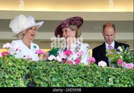 Königin Camilla (links) spricht mit der Duchess of Edinburgh und dem Duke of Edinburgh (rechts) während des dritten Tages von Royal Ascot auf der Ascot Racecourse in Berkshire. Bilddatum: Donnerstag, 20. Juni 2024. Stockfoto