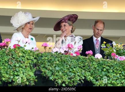 Königin Camilla (links) spricht mit der Duchess of Edinburgh und dem Duke of Edinburgh (rechts) während des dritten Tages von Royal Ascot auf der Ascot Racecourse in Berkshire. Bilddatum: Donnerstag, 20. Juni 2024. Stockfoto