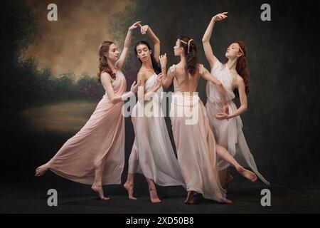 Harmonie. Elegante Ballerinas in pastellfarbenen Kleidern führen einen zarten und anmutigen Tanz vor Vintage-Studio-Hintergrund auf. Stockfoto