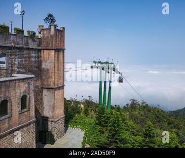 BA Na Hills, Vietnam - 7. Februar 2024: Seilbahn im Ba Na Hills Sun World Freizeitpark Resort in der Nähe von da Nang, Vietnam Stockfoto