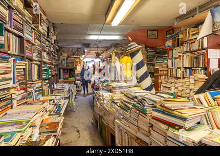 Das Innere der Libreria Acqua Alta, ein einzigartiger Buchladen mit Büchern in einer Gondel, Castello, Venedig, Italien, beliebt bei Touristen Stockfoto