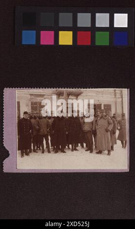 Gruppenporträt des Militärpersonals bei einem Frontbesuch von Dr. R. Weiskirchner im Jahr 1915 mit Soldaten und Offizieren in Uniform. Stockfoto