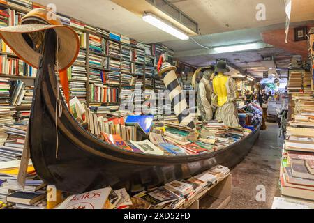 Das Innere der Libreria Acqua Alta, ein einzigartiger Buchladen mit Büchern in einer Gondel, Castello, Venedig, Italien, beliebt bei Touristen Stockfoto