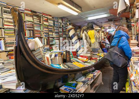 Das Innere der Libreria Acqua Alta, ein einzigartiger Buchladen mit Büchern in einer Gondel, Castello, Venedig, Italien, beliebt bei Touristen Stockfoto