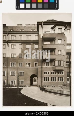 10., Troststraße 68-70 / Hardtmuthgasse 77-81 / Herzgasse 86-90 / Neilreichgasse 63-71 - Pernerstorferhof - Innenhof Carl (Karl) Zapletal (1876–1941), Fotograf Timtom, Innenhoffassade, Wohnhaus um 1935 Stockfoto