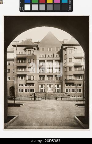 10., Troststraße 68-70 / Hardtmuthgasse 77-81 / Herzgasse 86-90 / Neilreichgasse 63-71 - Pernerstorferhof - Innenhof mit Brunnen Carl (Karl) Zapletal (1876–1941), Fotograf-Timtom, Innenhoffassade, Wohnhaus um 1930 Stockfoto