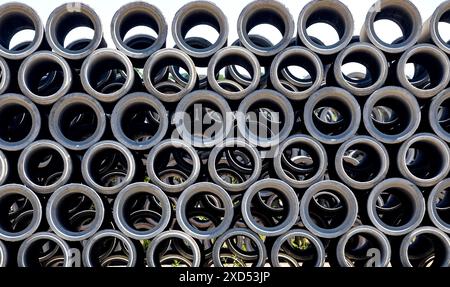 Gestapelte Betonrohre auf Werksgelände. Stockfoto