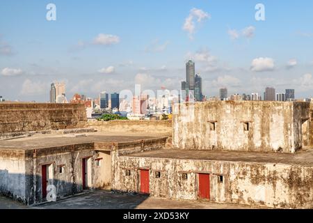 Fantastischer Blick auf Kaohsiung von Cihou Fort (Cihou Battery), Taiwan. 85 Sky Tower (Tuntex Sky Tower) ist auf blauem Himmel zu sehen. Stockfoto