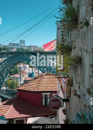 Gebäude Fassaden und Dächer der Straßen von porto porto.Portugal.30.05.2024 Stockfoto