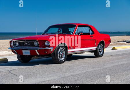 1968 Ford Mustang auf dem Bürgersteig. Stockfoto