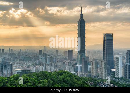 Fantastische Aussicht auf Taipeh vom Gipfel des Berges bei Sonnenuntergang, Taiwan. Wolkenkratzer und andere moderne Gebäude der Innenstadt. Fantastische Stadtlandschaft. Stockfoto