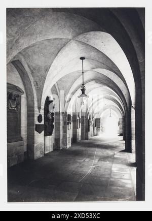 Das Foto zeigt den Ostblick durch die neogotische Arkade der Minoritenkirche am Minoritenplatz, die C. Angerer & Göschl um 1910 erfasste. Stockfoto