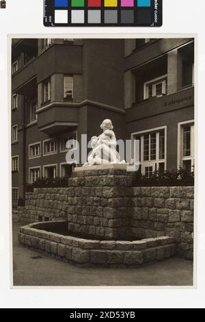 10., Troststraße 68-70 / Hardtmuthgasse 77-81 / Herzgasse 86-90 / Neilreichgasse 63-71 - Pernerstorferhof - Brunnenfigur 'Zuflucht' Martin Gerlach jun. (1879–1944), Fotograf Timtom, Skulptur, Wohnhaus, Troststraße um 1930 Stockfoto