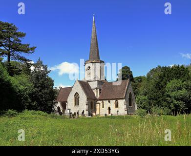 Eine englische Dorfkirche und ein Kirchturm vor einem klaren blauen Himmel Stockfoto