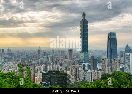 Fantastische Aussicht auf Taipeh vom Gipfel des Berges bei Sonnenuntergang, Taiwan. Wolkenkratzer und andere moderne Gebäude der Innenstadt. Fantastische Stadtlandschaft. Stockfoto