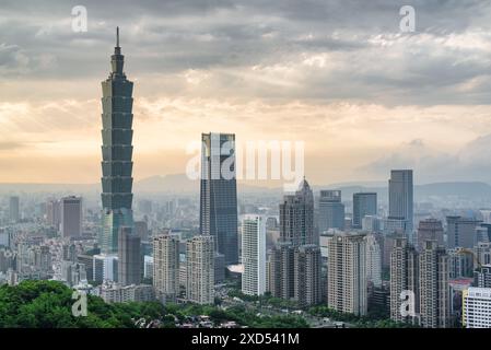 Fantastische Aussicht auf Taipeh vom Gipfel des Berges bei Sonnenuntergang, Taiwan. Wolkenkratzer und andere moderne Gebäude der Innenstadt. Fantastische Stadtlandschaft. Stockfoto