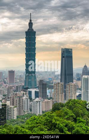 Fantastische Aussicht auf Taipeh vom Gipfel des Berges bei Sonnenuntergang, Taiwan. Wolkenkratzer und andere moderne Gebäude der Innenstadt. Fantastische Stadtlandschaft. Stockfoto