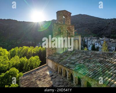 Aus der Vogelperspektive des Klosters Santa Maria de Gerri in Gerri de la Sal an einem Frühlingnachmittag (Pallars Sobirà, Lleida, Katalonien, Spanien, Pyrenäen) Stockfoto